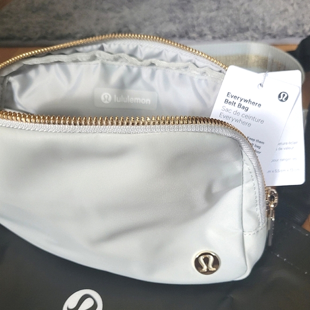 New Lululemon Everywhere Belt Bag, Limited edition, Vapor/Gold/White - Picture 10 of 14